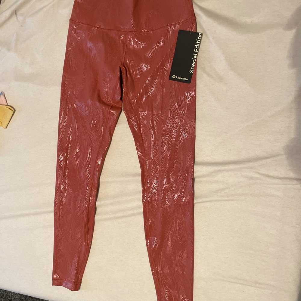 Lululemon leggings in Wunder Under HR 28” Shine.